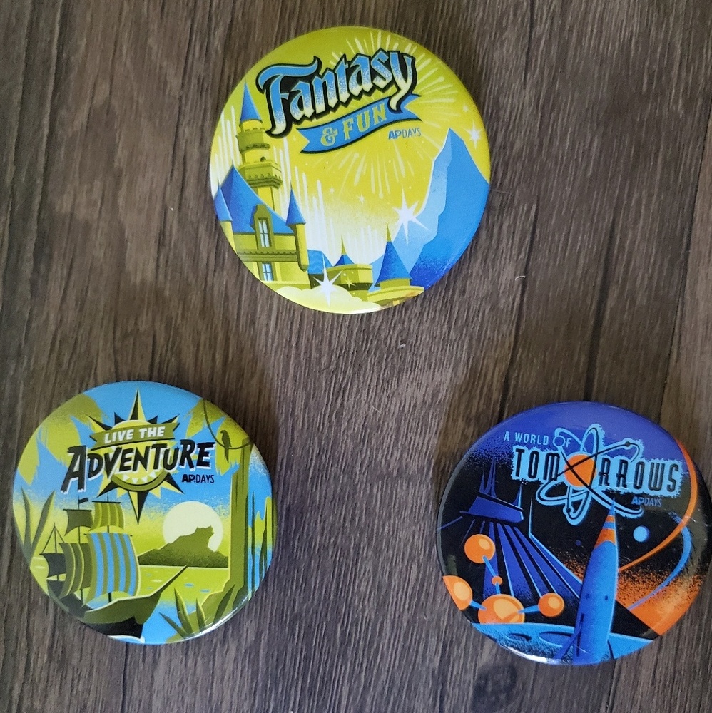 🪩 2/$15 // DISNEY: Collector Buttons